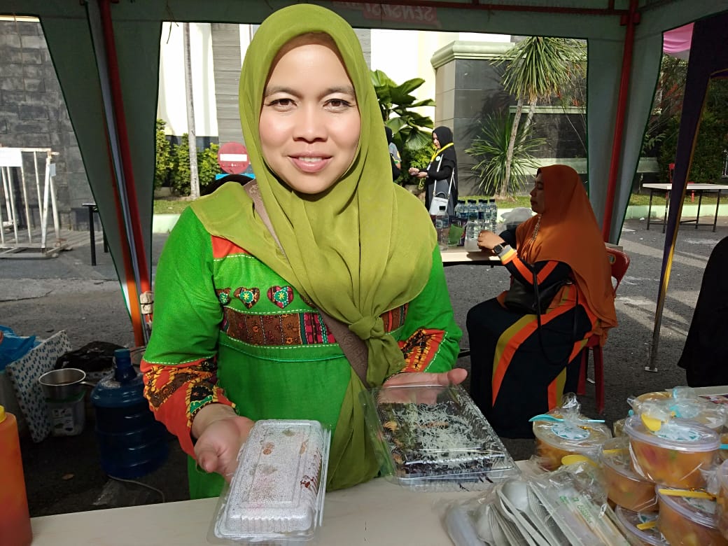 Punya Pasar Potensial, Wanita Ini Berbisnis di Kantin Sekolah